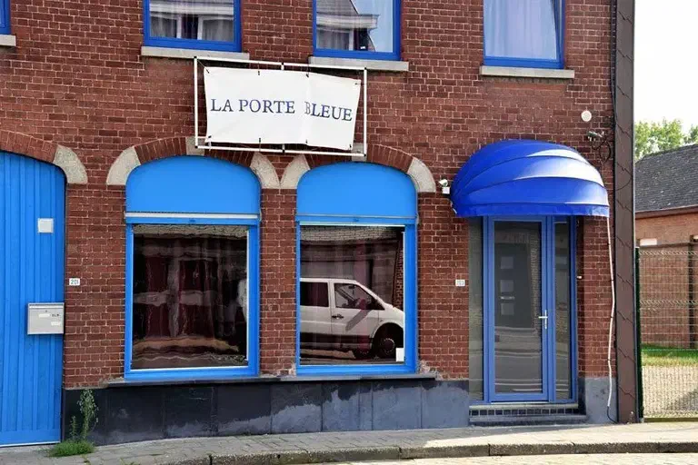 LA PORTE BLEUE (Maison Close Menin)